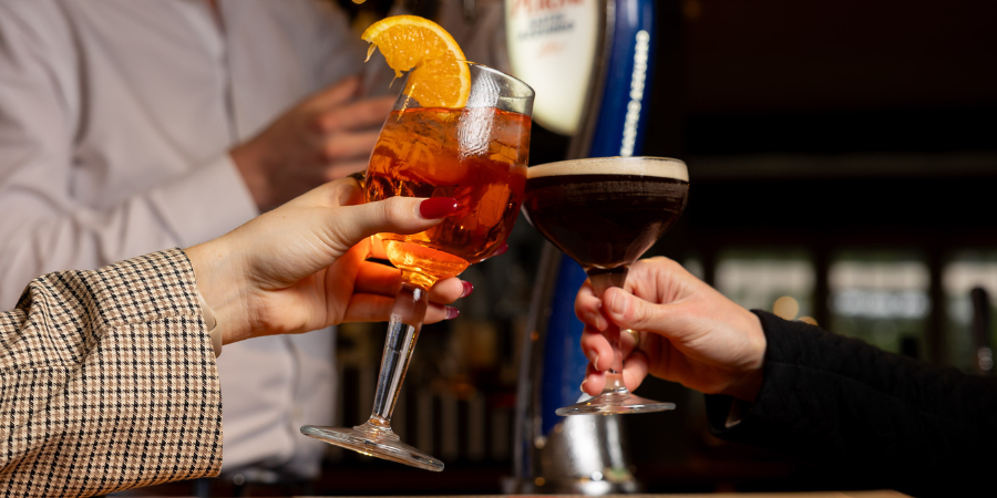 2 people cheersing drinks