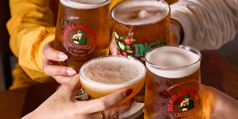 4 PEOPLE CHEERSING DRINKS