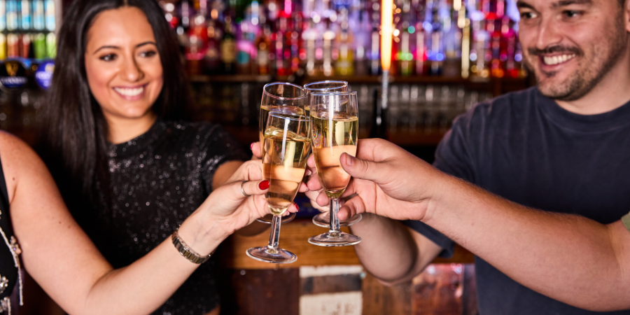 4 people drinking prosecco