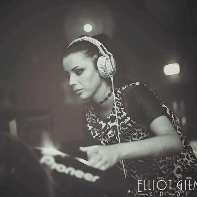 DJ Zoe 