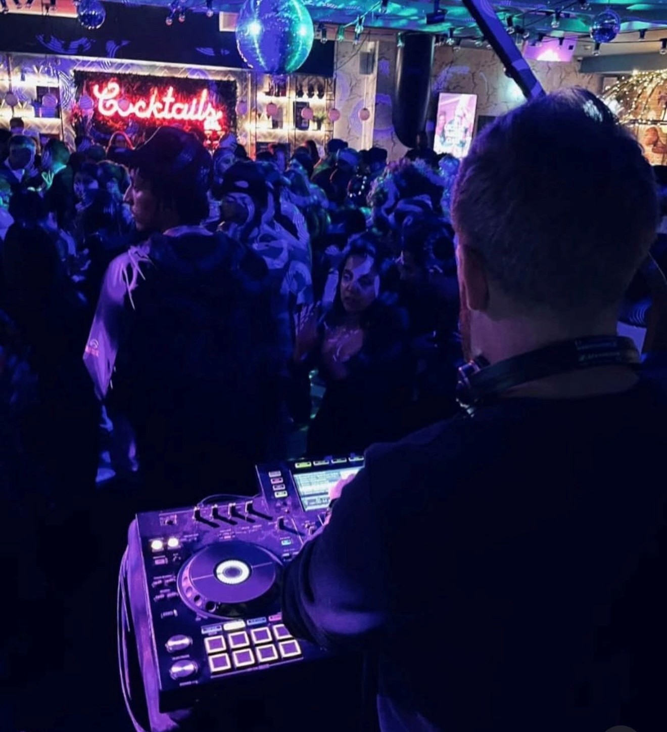 DJ & Dancing 9pm-1am