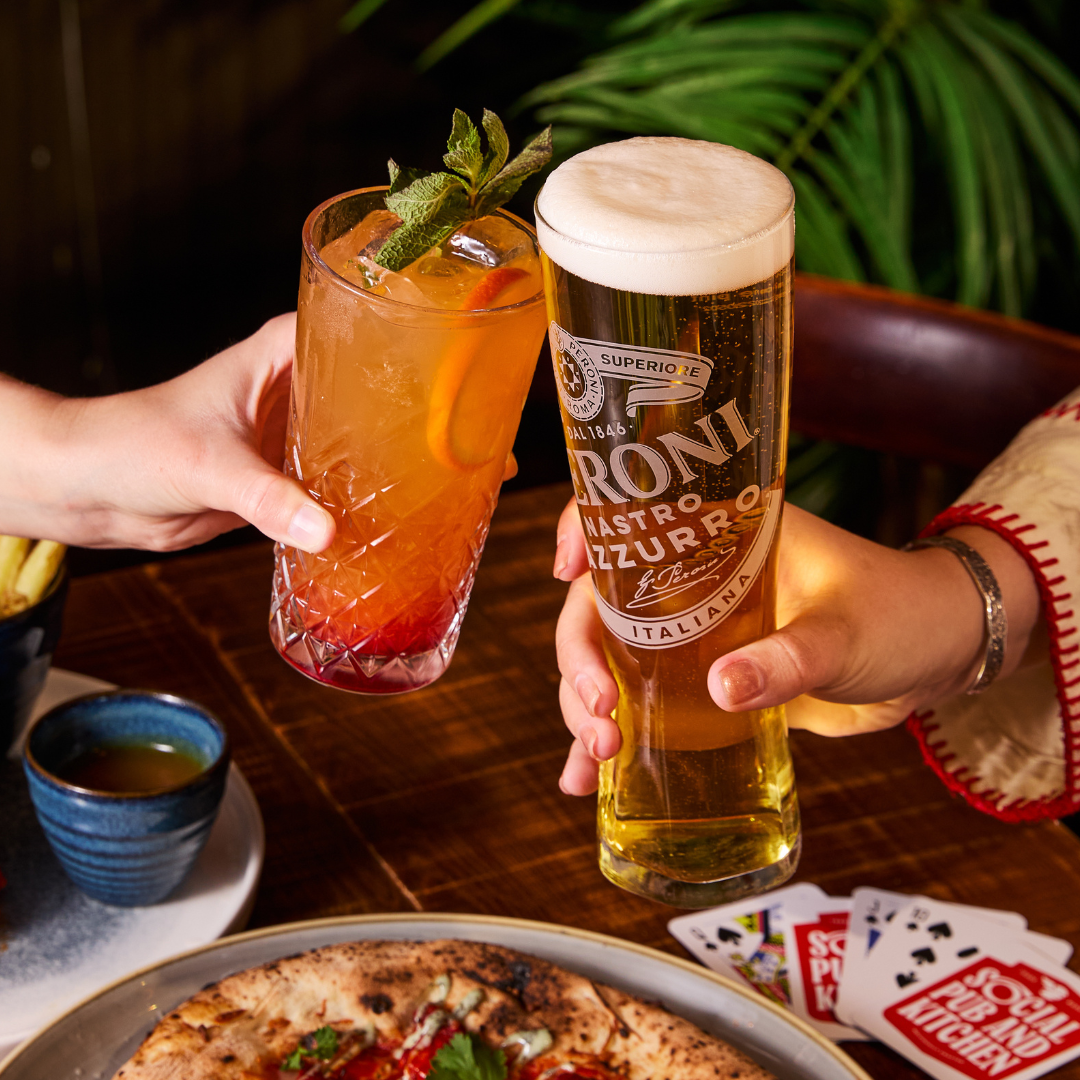 2 PEOPLE CHEERSING DRINKS