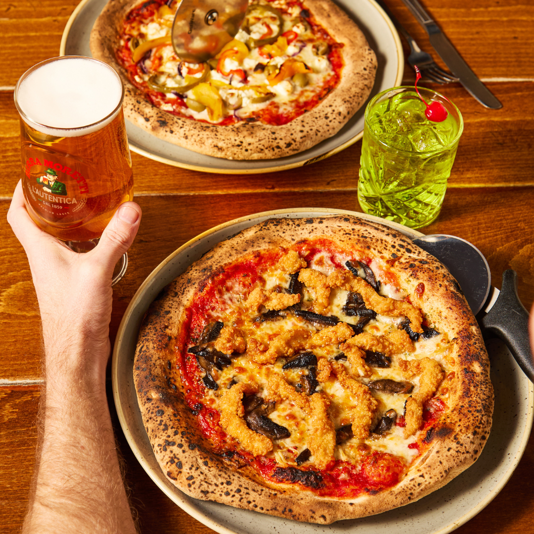 2 PEOPLE SHARING A PIZZA