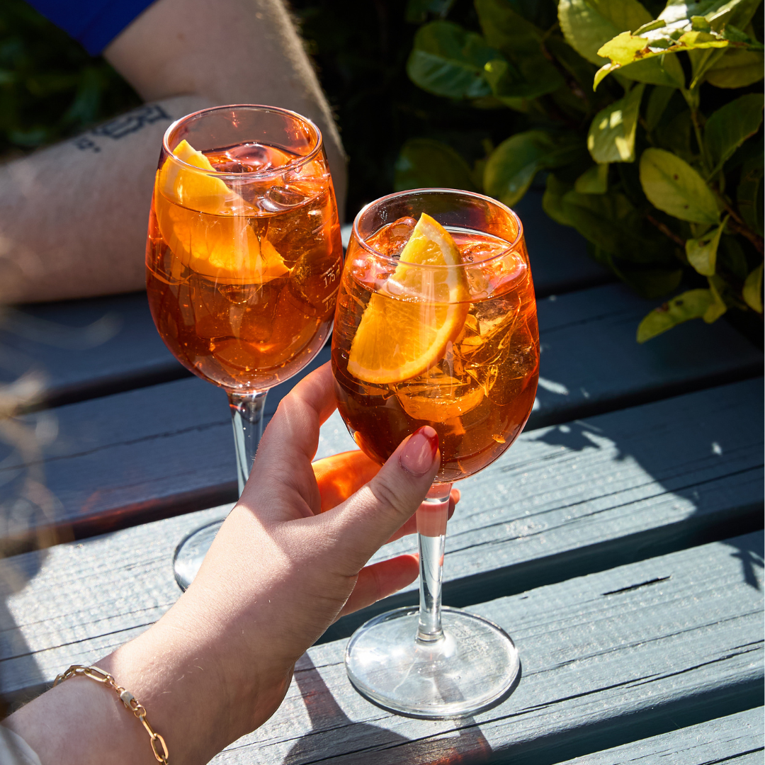 2 Aperol Spritz in beer garden
