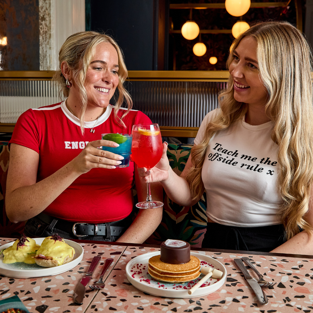 2 guests enjoying a cocktail