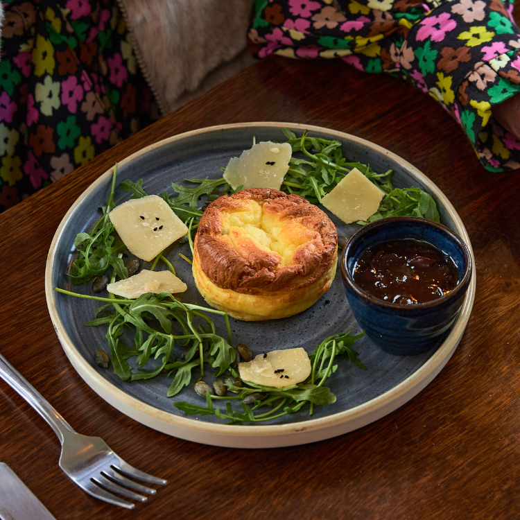 Enjoy tasty food in Tullie Inn Balloch Beer Garden