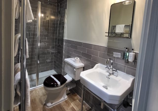 Bathroom in hotel room of Black Hat, Ilkley