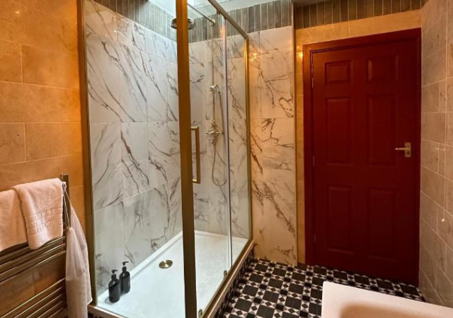 Golden Fleece En-Suite Shower