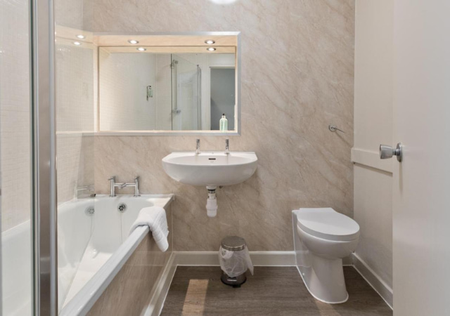 Blue Bell Hotel En-Suite Bathroom