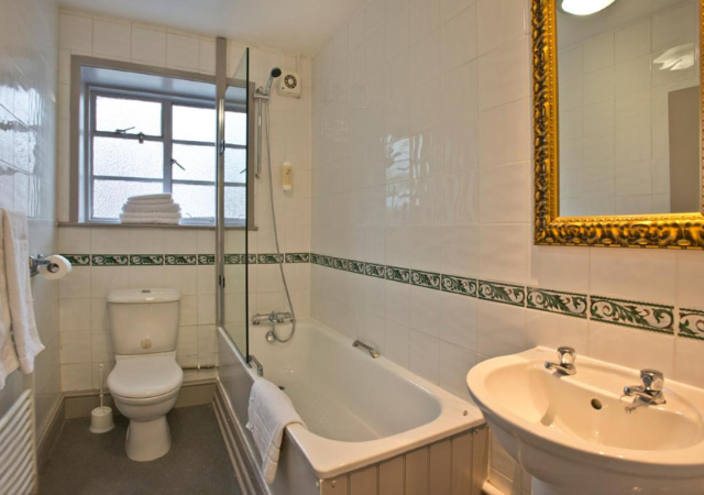 Goddard Arms Bathroom