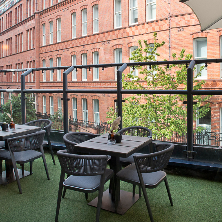 Outdoor dining at Pubsmiths